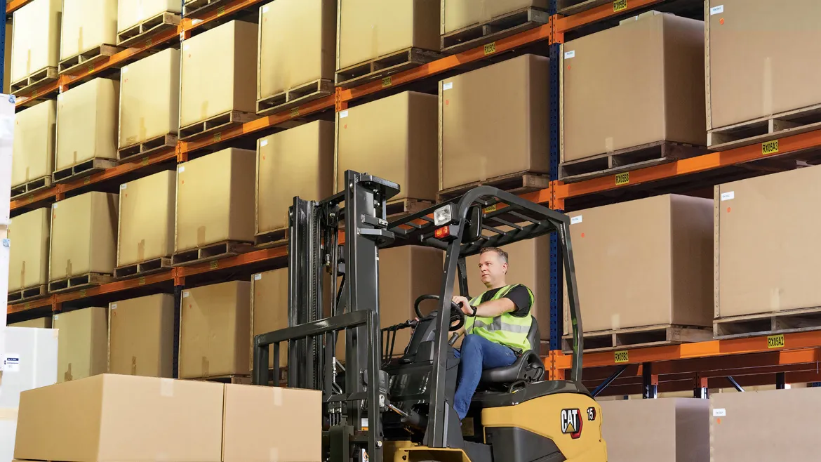 Cat® EP30CB Electric Counterbalance Forklift (3.000 kg) - Tampilan 3