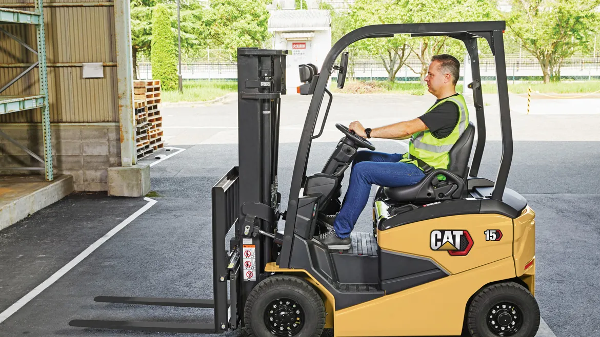 Cat® EP30CB Electric Counterbalance Forklift (3.000 kg) - Tampilan 4