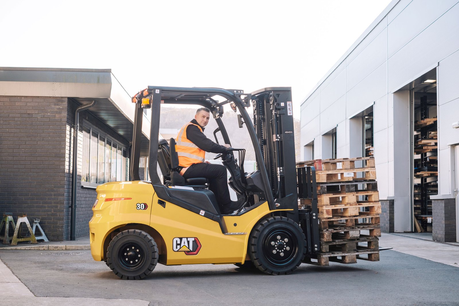 Cat® EP30Q Electric Counterbalance Forklift (3.000 kg) Indonesia