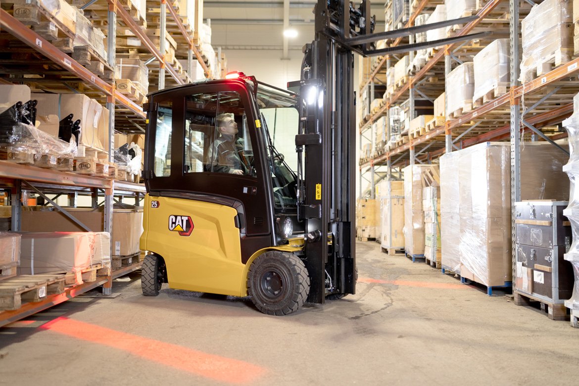Cat® EP30ACN Electric Counterbalance Forklift (3.000 kg) Indonesia