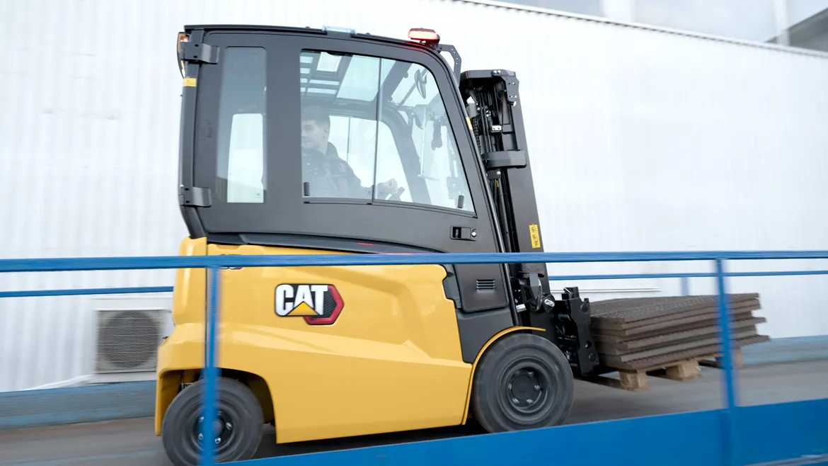 Cat® EP30ACN Electric Counterbalance Forklift (3.000 kg) - Tampilan 2