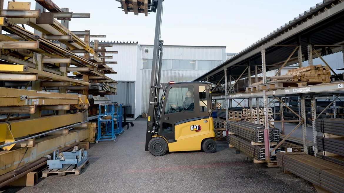 Cat® EP30ACN Electric Counterbalance Forklift (3.000 kg) - Tampilan 3