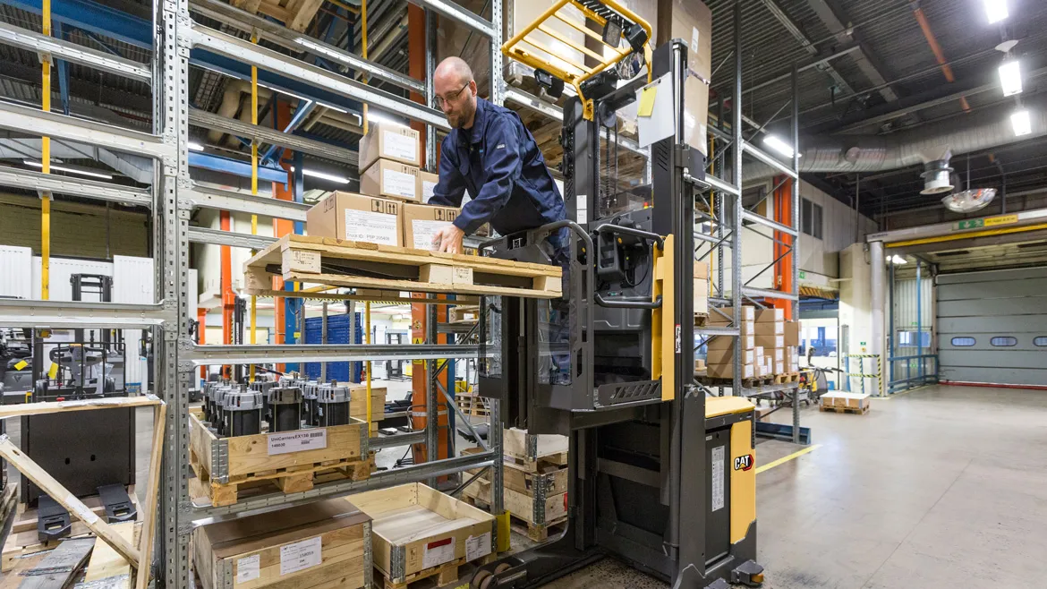 Cat® NOM10P Medium-Level Order Picker (1.000 kg) - Tampilan 4