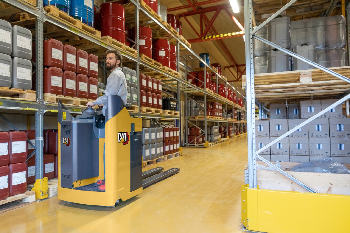Cat® NPR30N2 Stand-In Power Pallet Truck (3.000 kg)