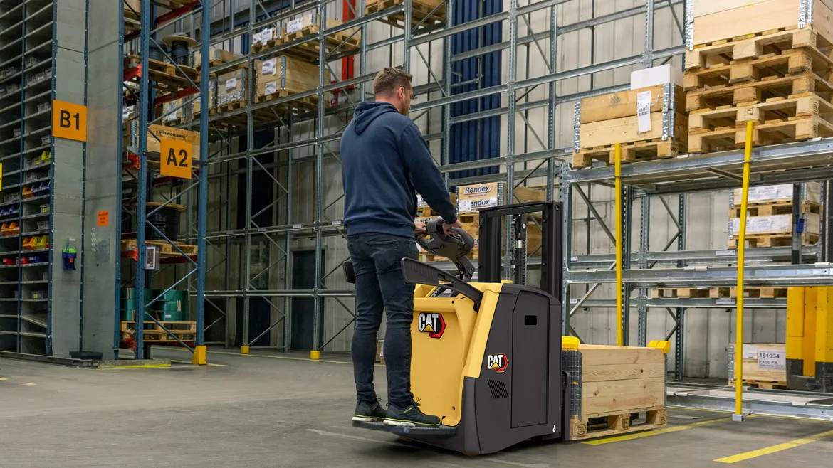 Cat® NPF20N3DR Platform Double Pallet Handler (2.000 kg) - Tampilan 3