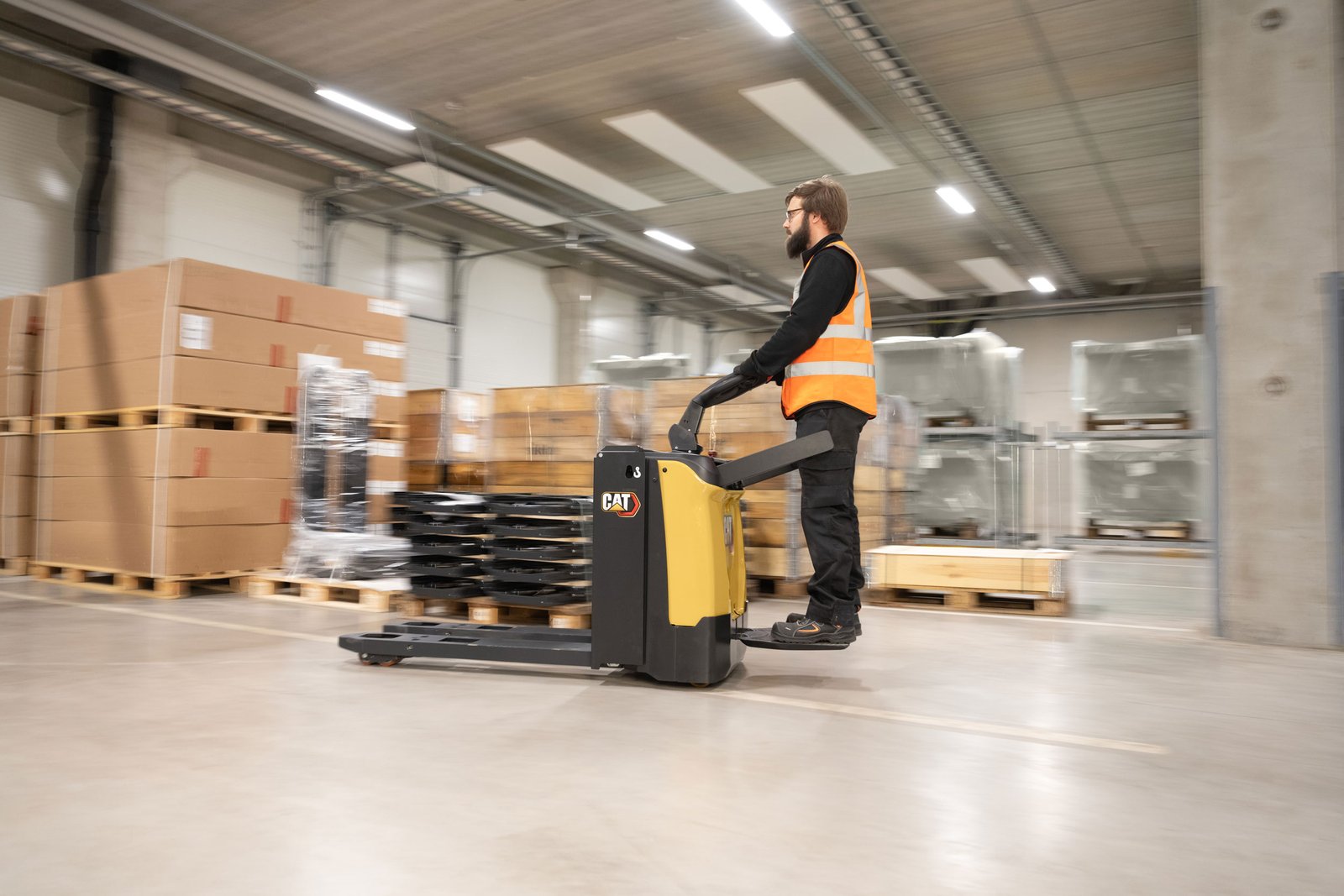 Cat® NPV20QL Platform Power Pallet Truck (2.000 kg) Indonesia