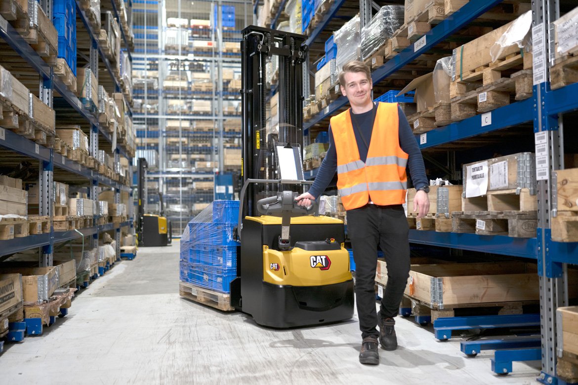 Cat® NSP12N3IR Pedestrian Pallet Stacker (1.200 kg)