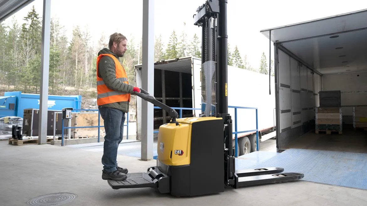 Cat® NSP12N3IR Pedestrian Pallet Stacker (1.200 kg) - Tampilan 3