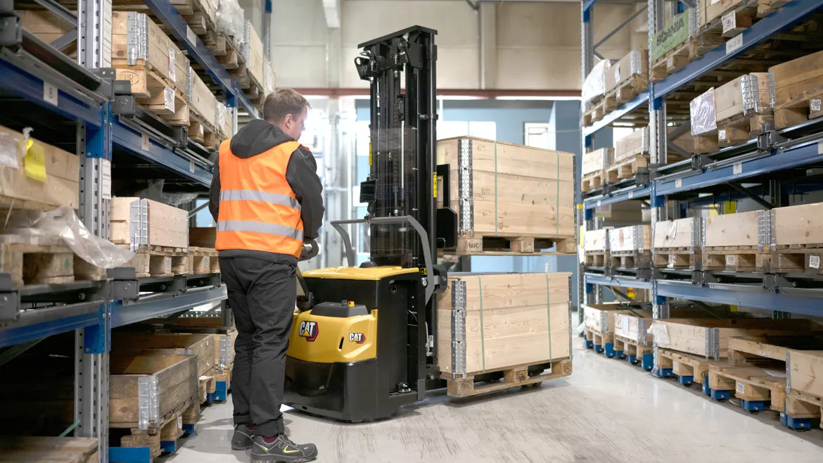Cat® NSP12N3IR Pedestrian Pallet Stacker (1.200 kg) - Tampilan 4