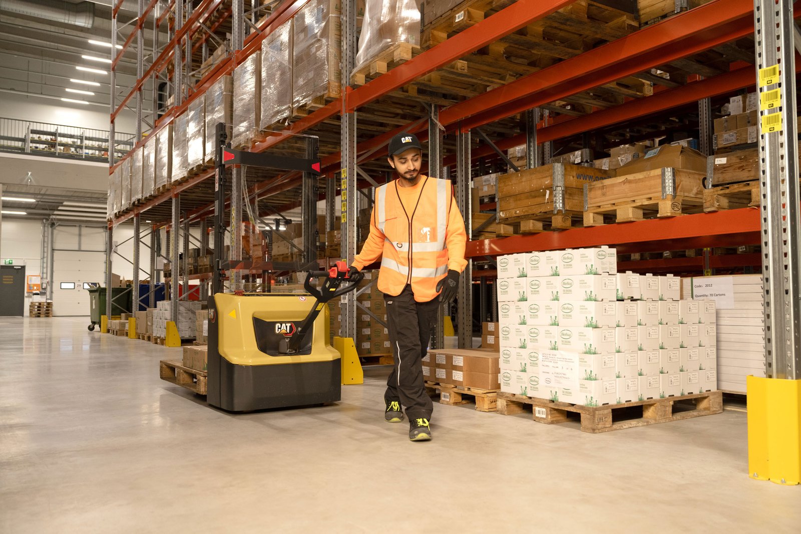 Cat® NSP12Q2LD Compact Pedestrian Stacker (1.200 kg) Indonesia