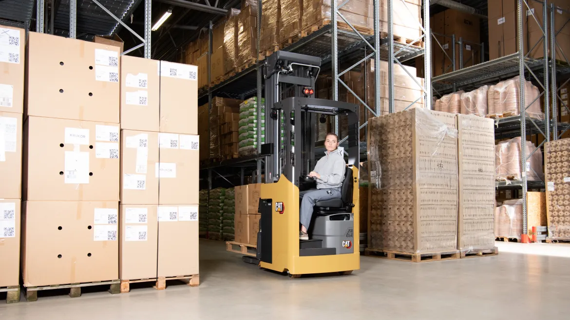 Cat® NSS20N2I Sit-On Pallet Stacker (2.000 kg) - Tampilan 2