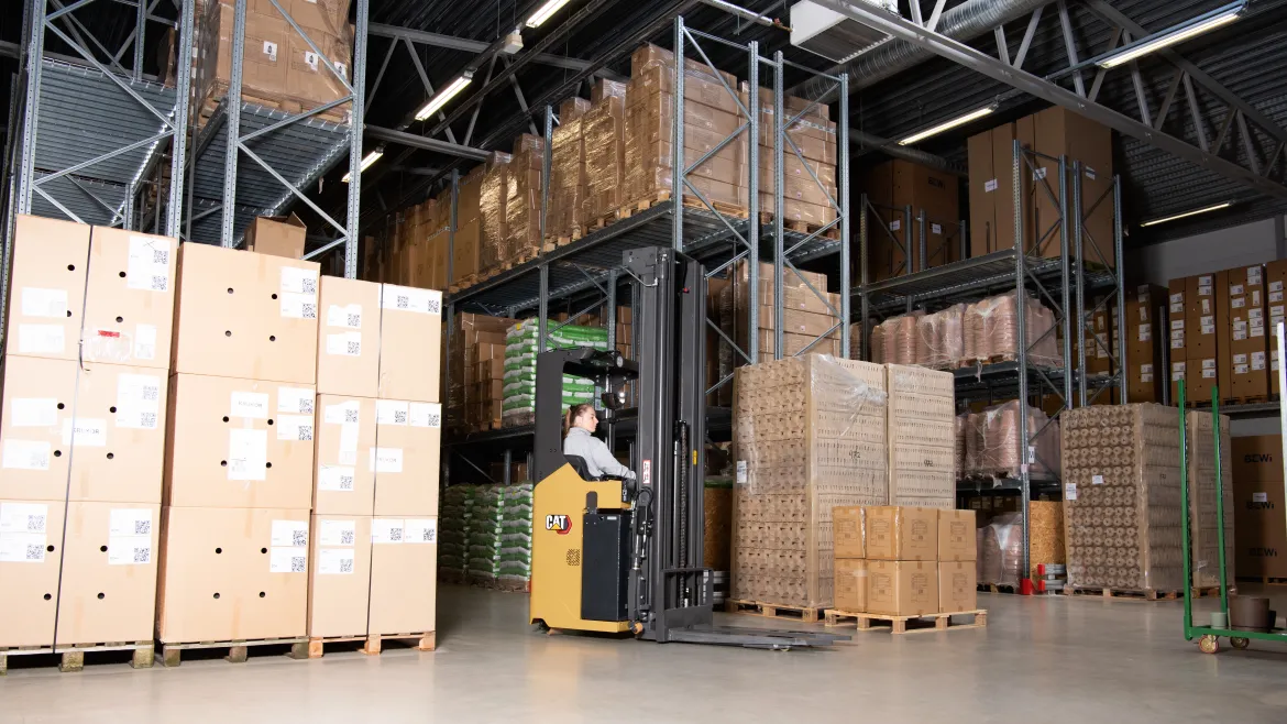 Cat® NSS20N2I Sit-On Pallet Stacker (2.000 kg) - Tampilan 3