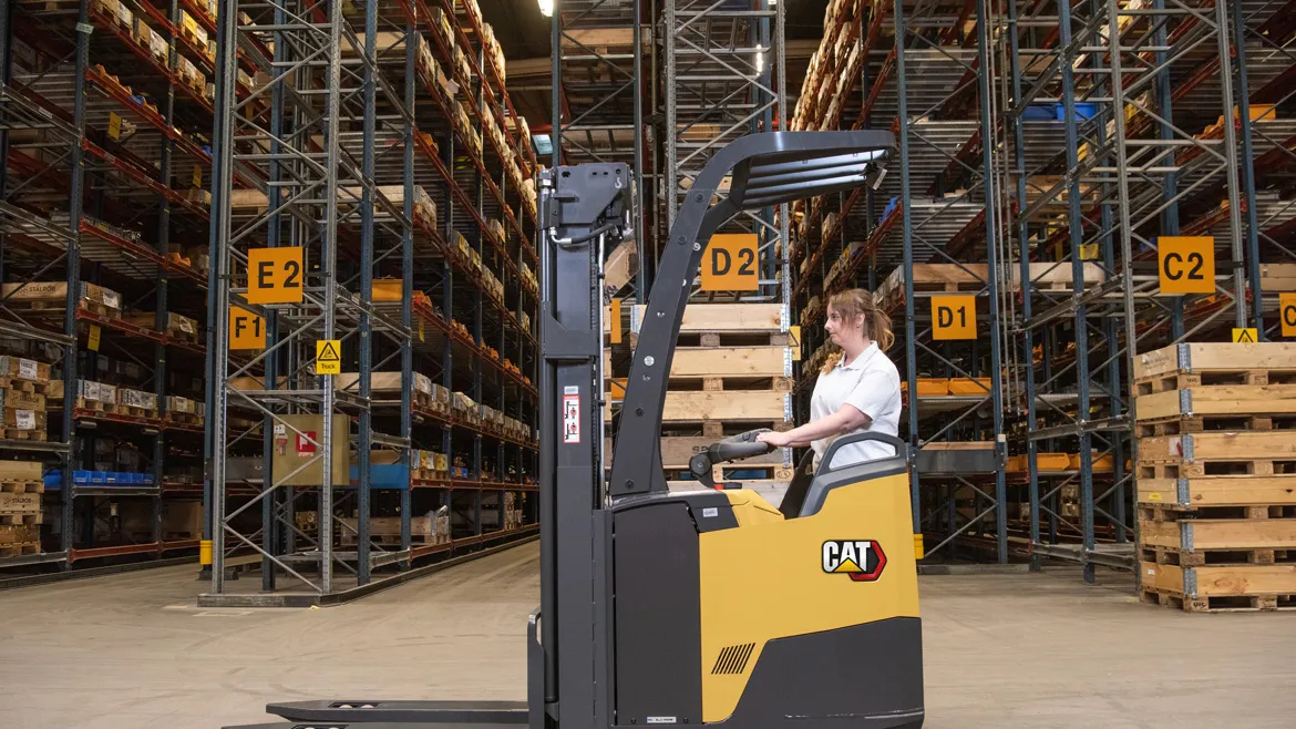 Cat® NSF12N3IS Platform Pallet Stacker (1.250 kg) - Tampilan 3