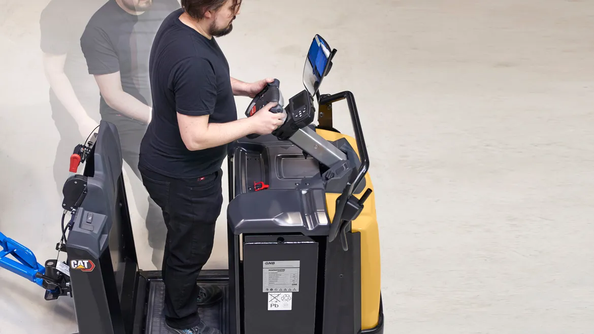 Cat® NTR30N2 Electric Tow Tractor (3.000 kg) - Tampilan 2