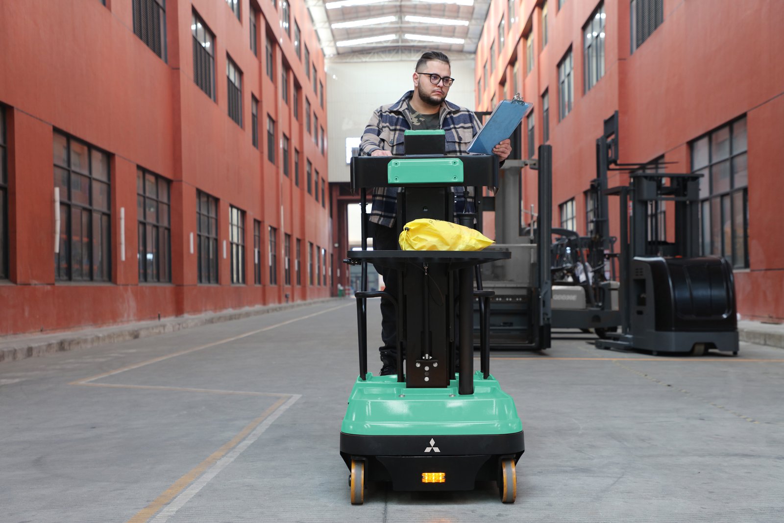 Mitsubishi MOPB015Q1 ESSENTiAL Range Mini Mobile Order Picker (90.150.130 kg) - Tampilan 3