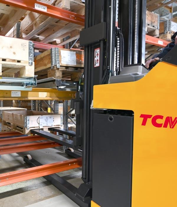 TCM SST12-N2 Sit-On Telereach Double-Deep Stacker Truck (1.200 kg) - Tampilan 3